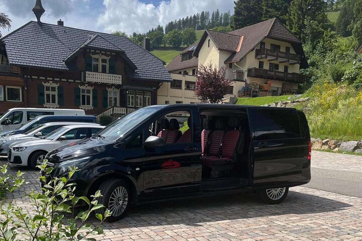 sebuah van hitam diletakkan di tepi jalan
