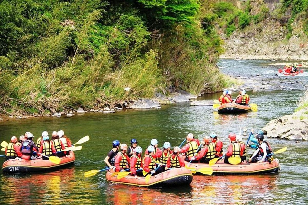 Skupina lidí sjíždí řeku na raftech