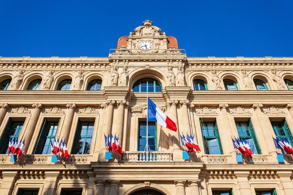 un edificio con una torre dell'orologio in cima