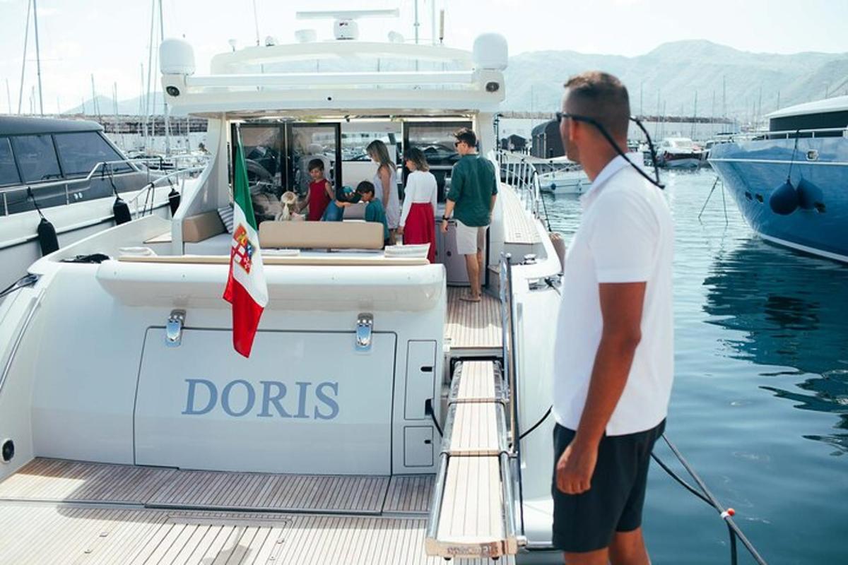um grupo de pessoas em um barco na água