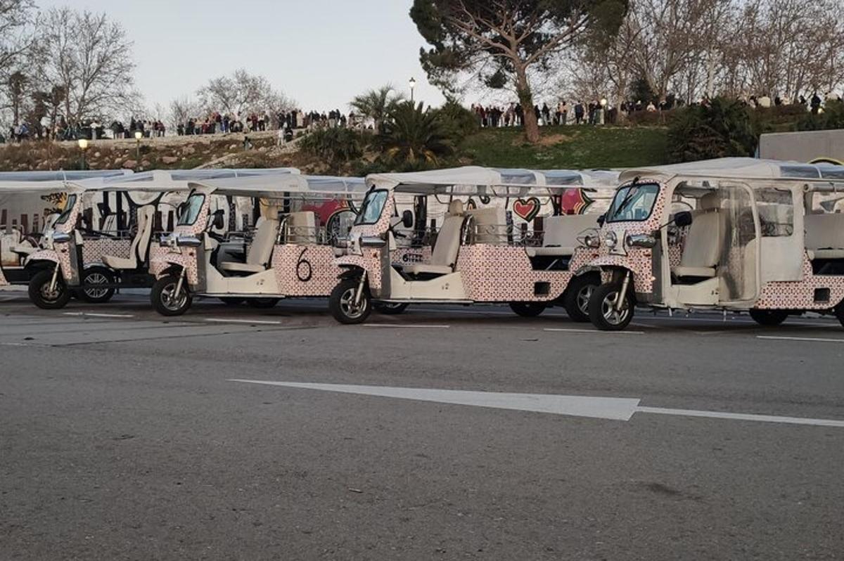 una fila di golf cart parcheggiati in un parcheggio