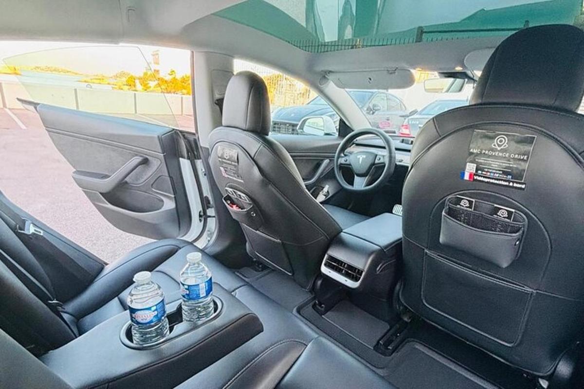 duas garrafas de água no banco de trás de um carro