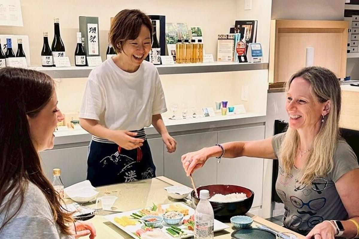 un gruppo di persone in cucina che preparano il cibo