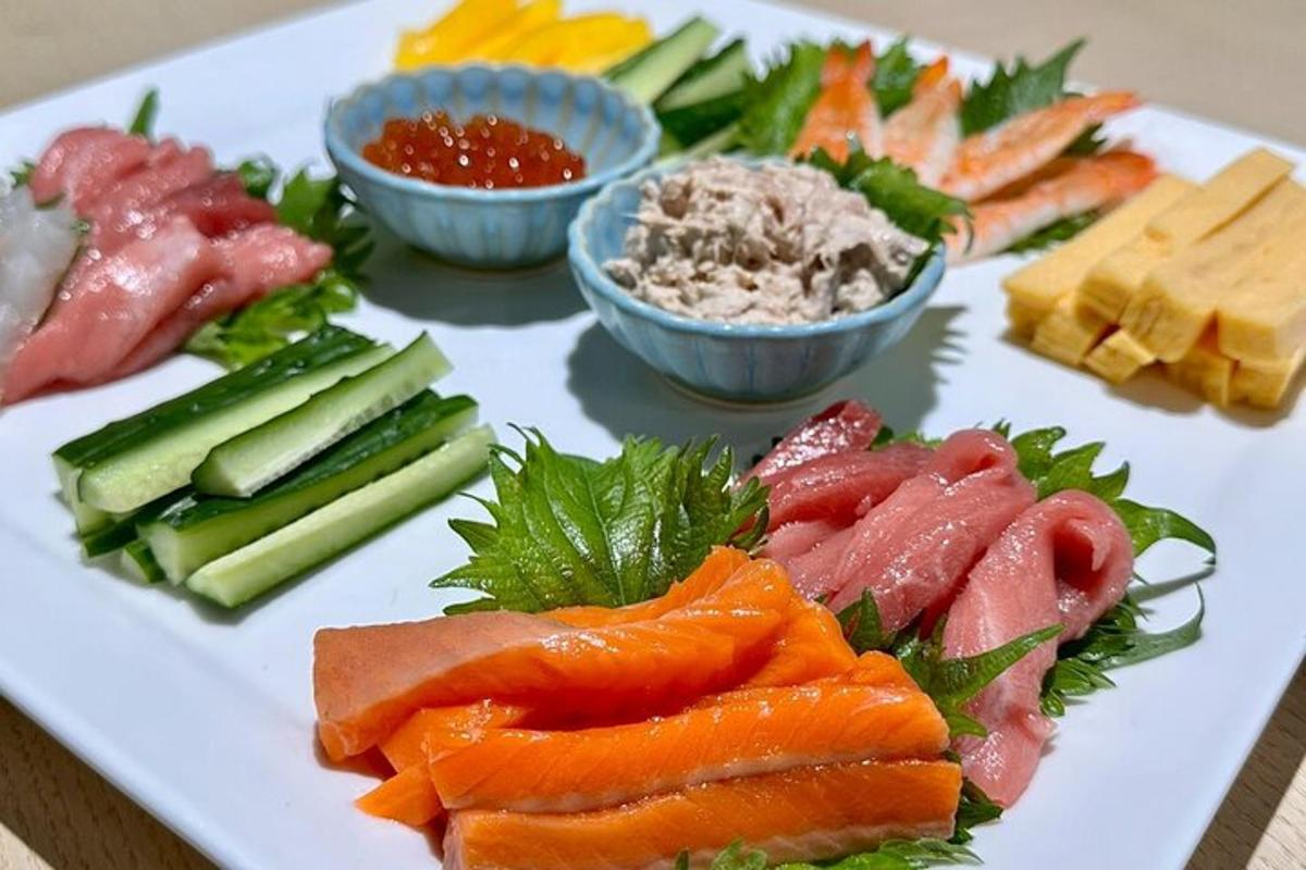 un piatto bianco di cibo con diversi tipi di verdure