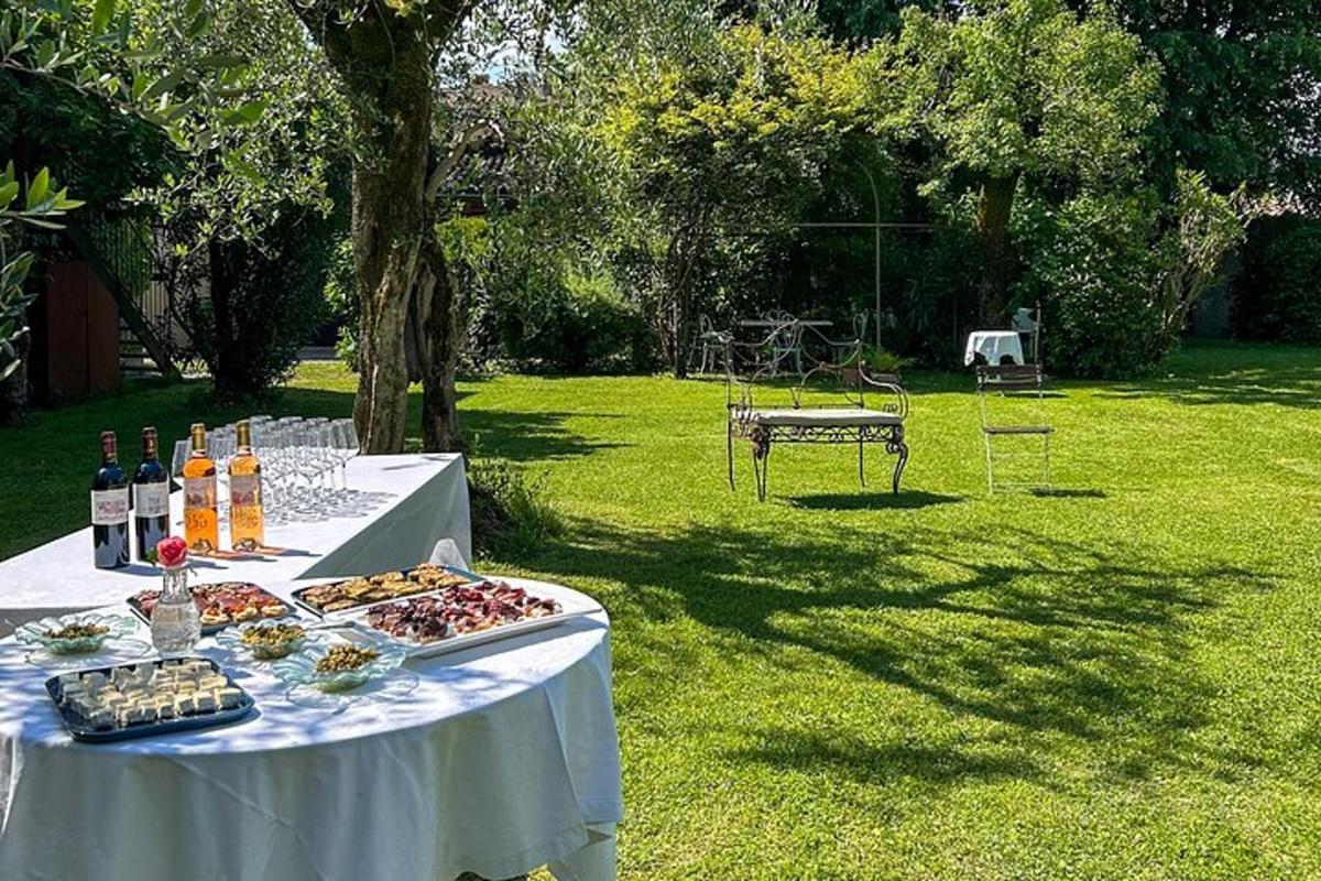 egy asztal étellel és borosüvegekkel