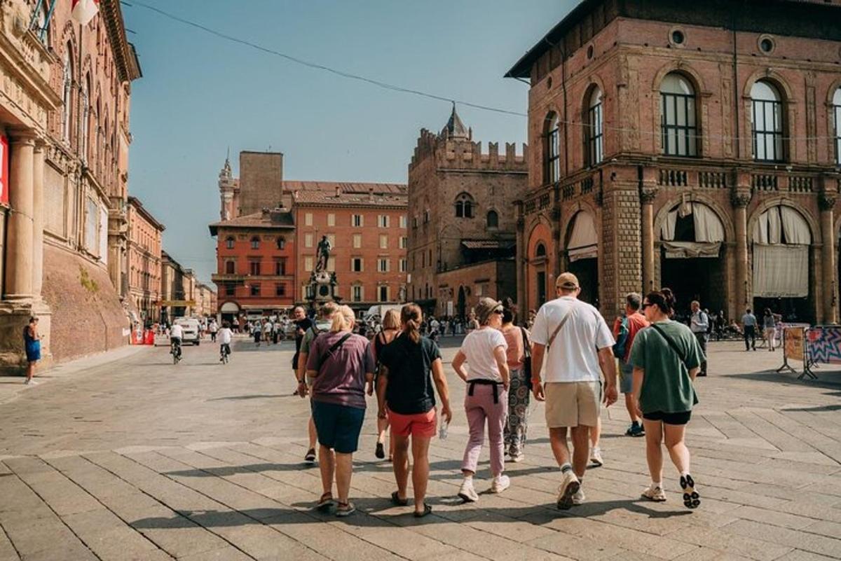 skupina lidí jdoucích po ulici