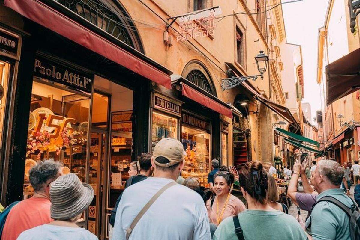 dav lidí jdoucích po rušné ulici