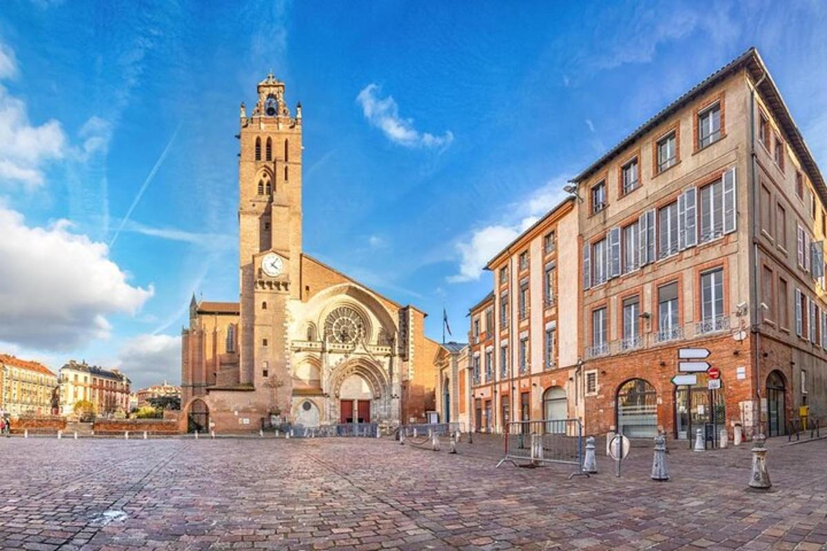 una chiesa con una torre dell'orologio e un edificio