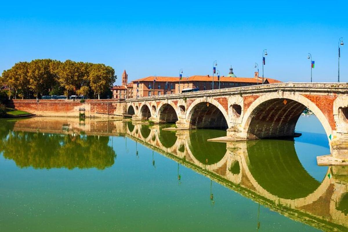 un ponte sopra un fiume con il suo riflesso nell'acqua