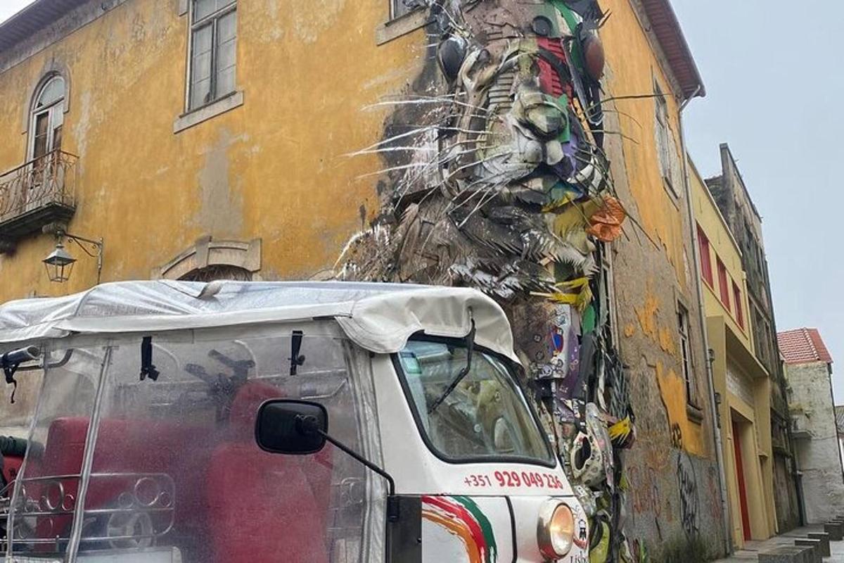 pojízdné auto s jídlem zaparkované před budovou