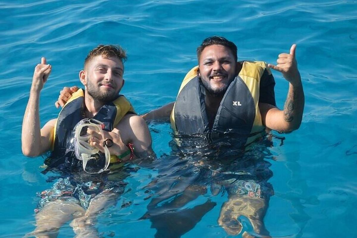 двоє чоловіків у воді у воді