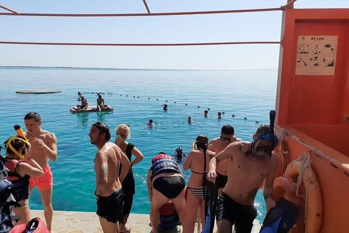egy csoport ember a vízben a strandon