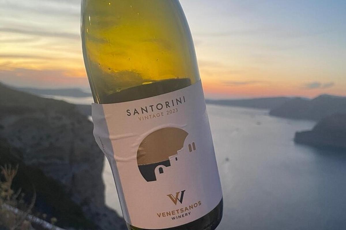 una bottiglia di vino appoggiata sulla cima di una montagna