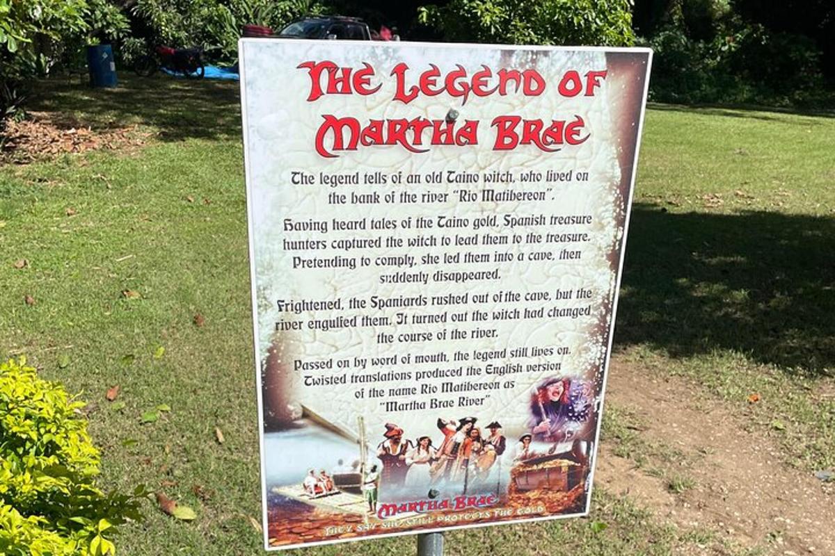 un cartel en el césped de un parque