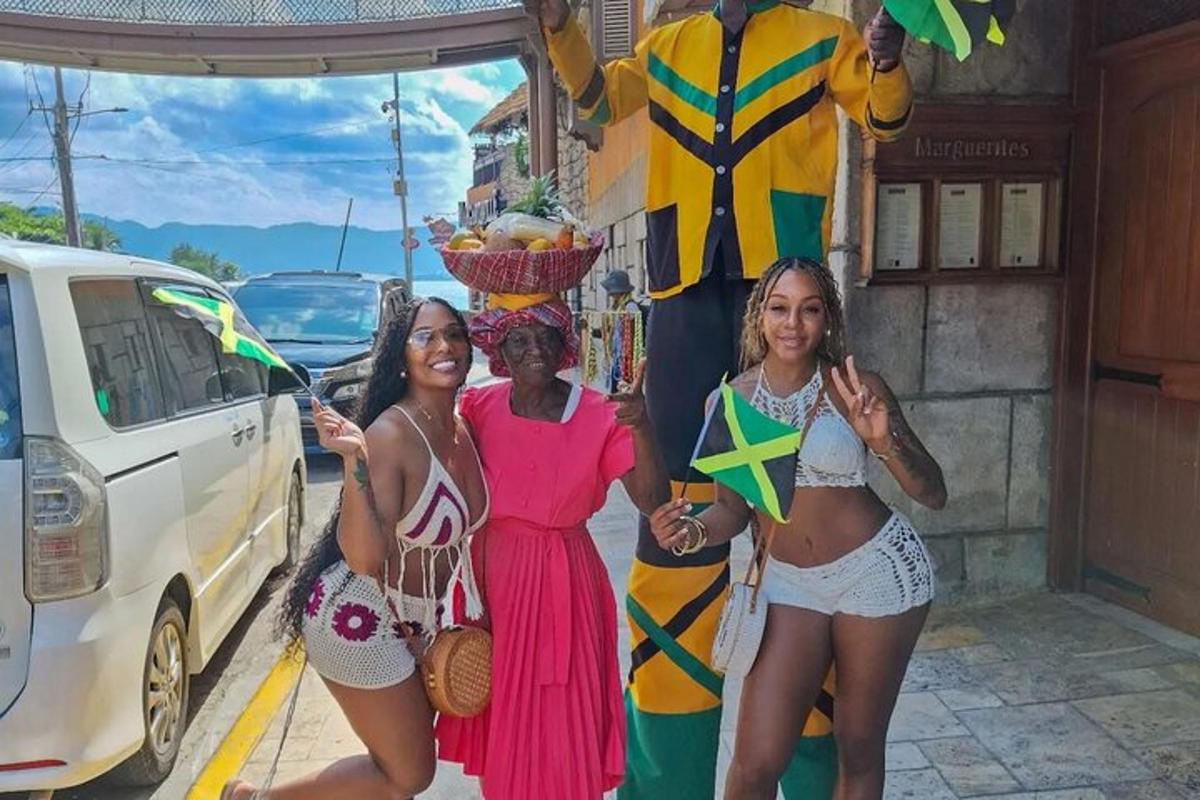 Un grupo de tres mujeres de pie junto a una estatua.