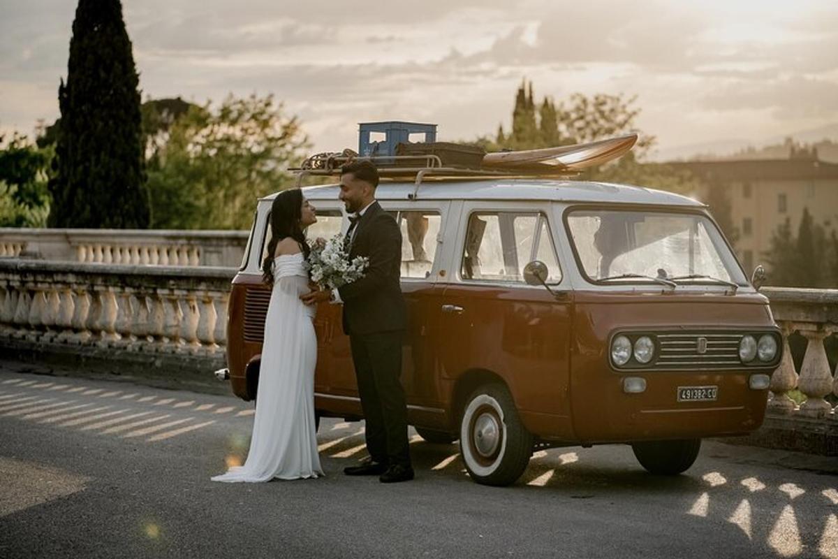 egy menyasszony és a vőlegény egy furgon előtt áll