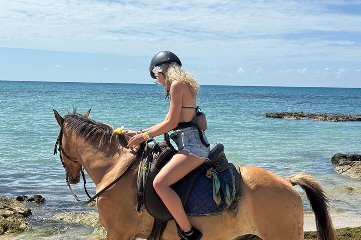 egy nő lovagol a tengerparton
