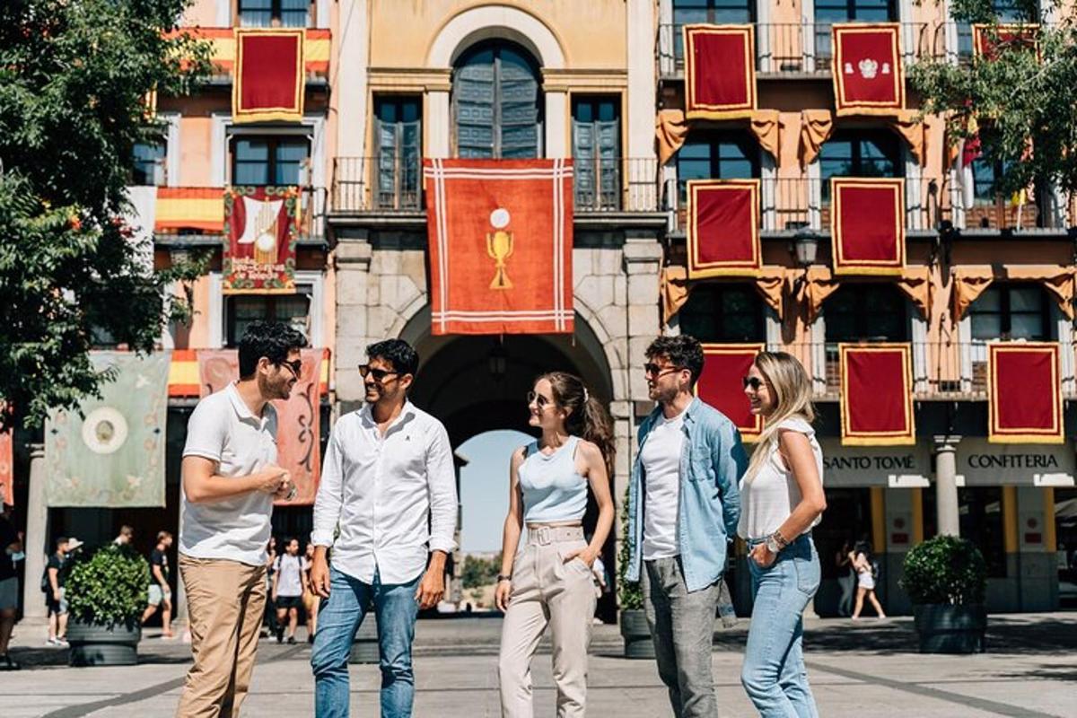un gruppo di persone che camminano lungo una strada di fronte a un edificio