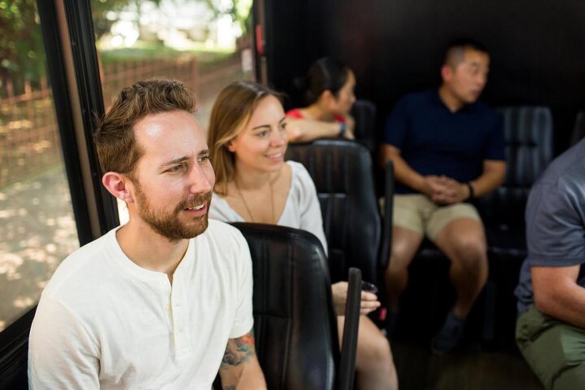 un home i una dona asseguts en un autobús