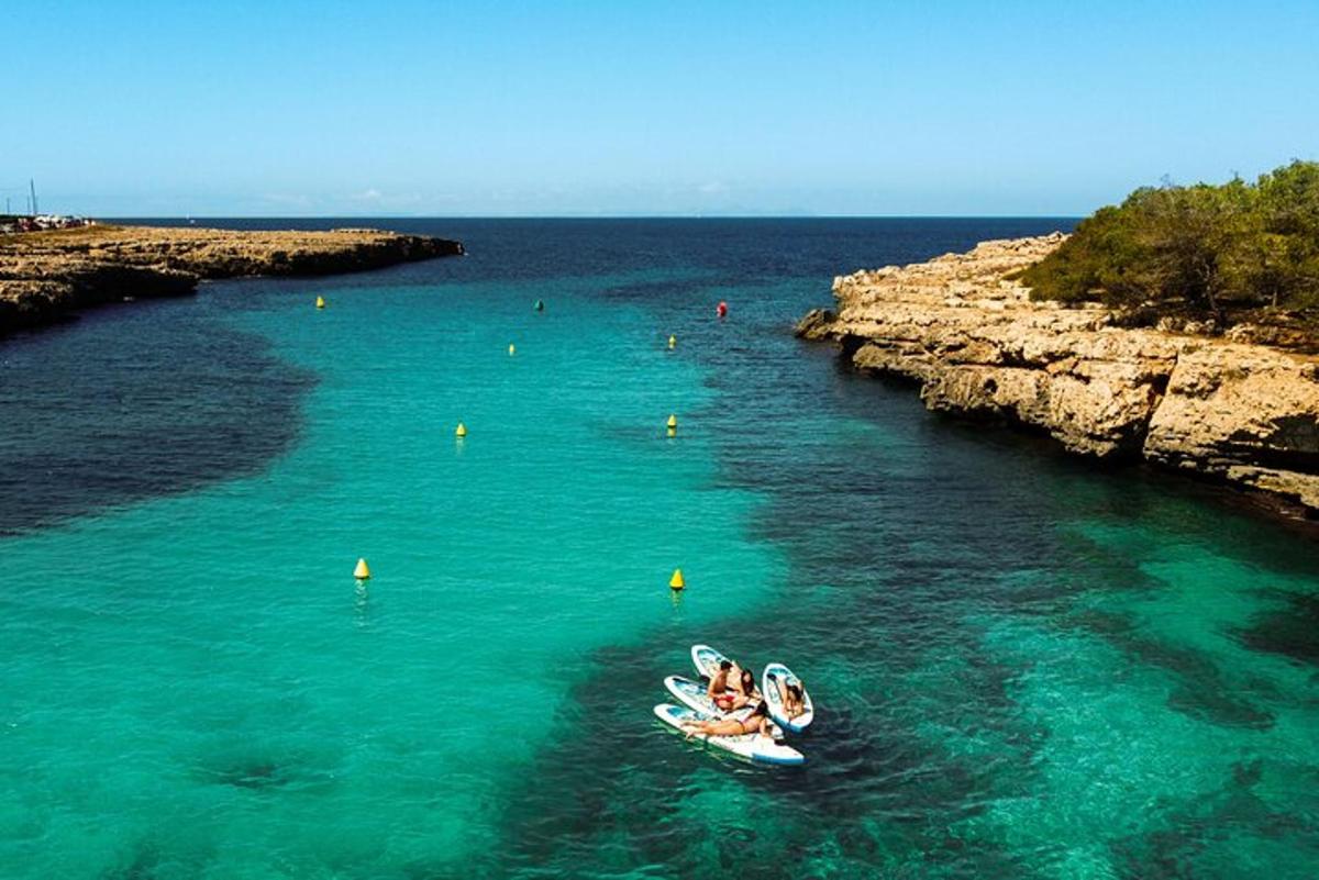 due persone sono su una barca in acqua