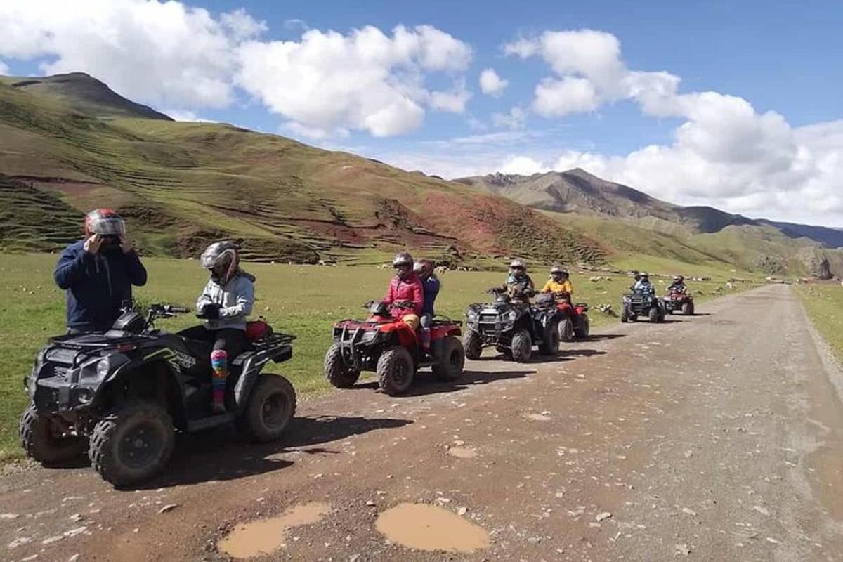 un grup de persones que condueixen quads per un camí de terra