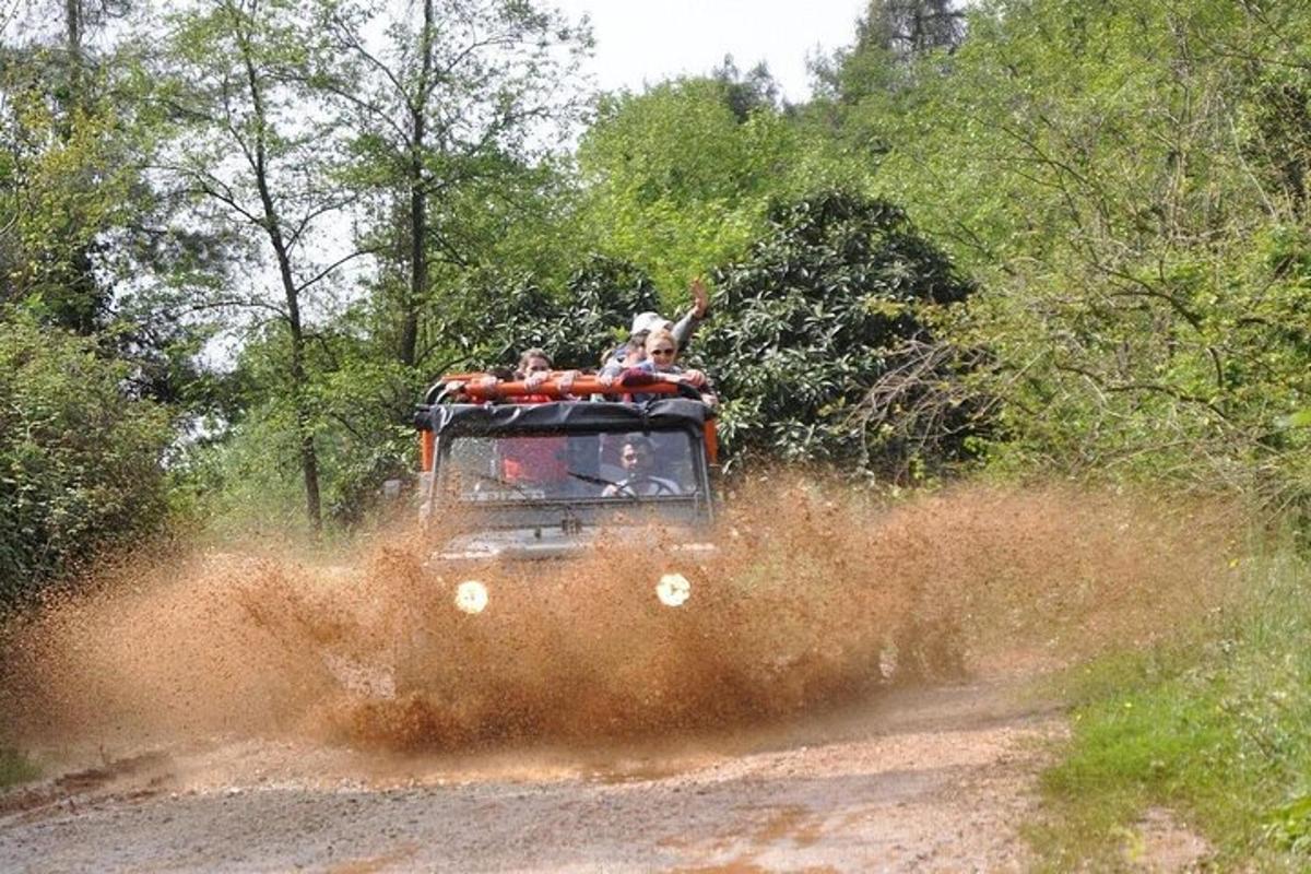 um grupo de pessoas andando na traseira de um caminhão em uma estrada de terra