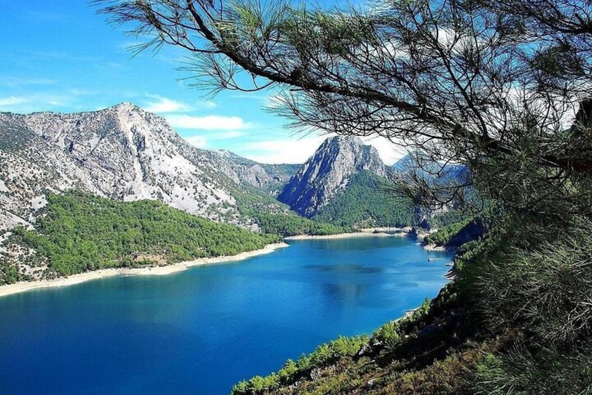 uma vista de um grande lago azul nas montanhas