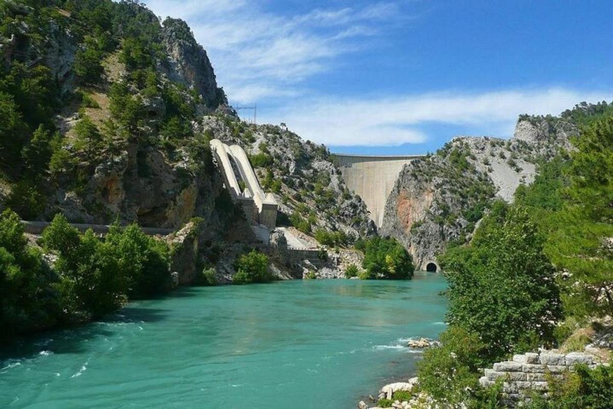 um rio com uma ponte no meio de uma montanha