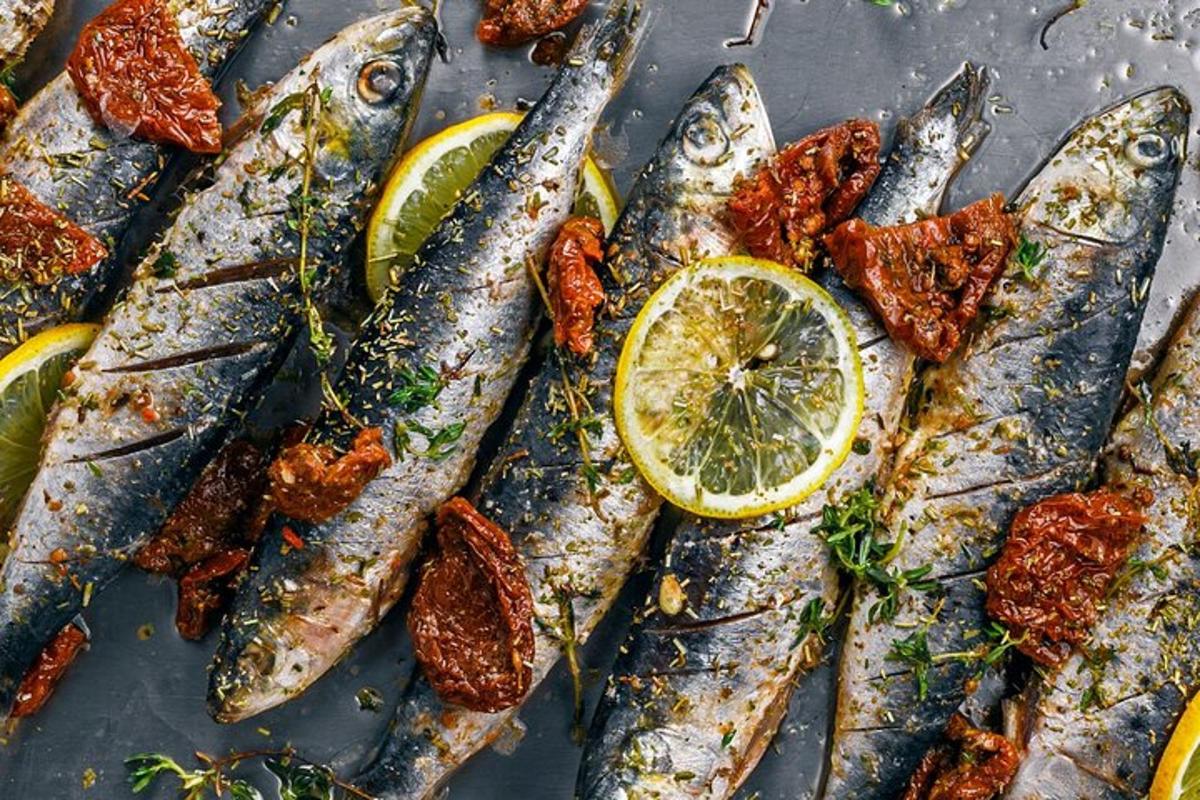en haug med fisk på et bord med sitronskiver