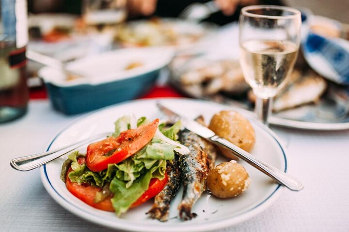 en tallerken med mat med salat og grønnsaker på et bord
