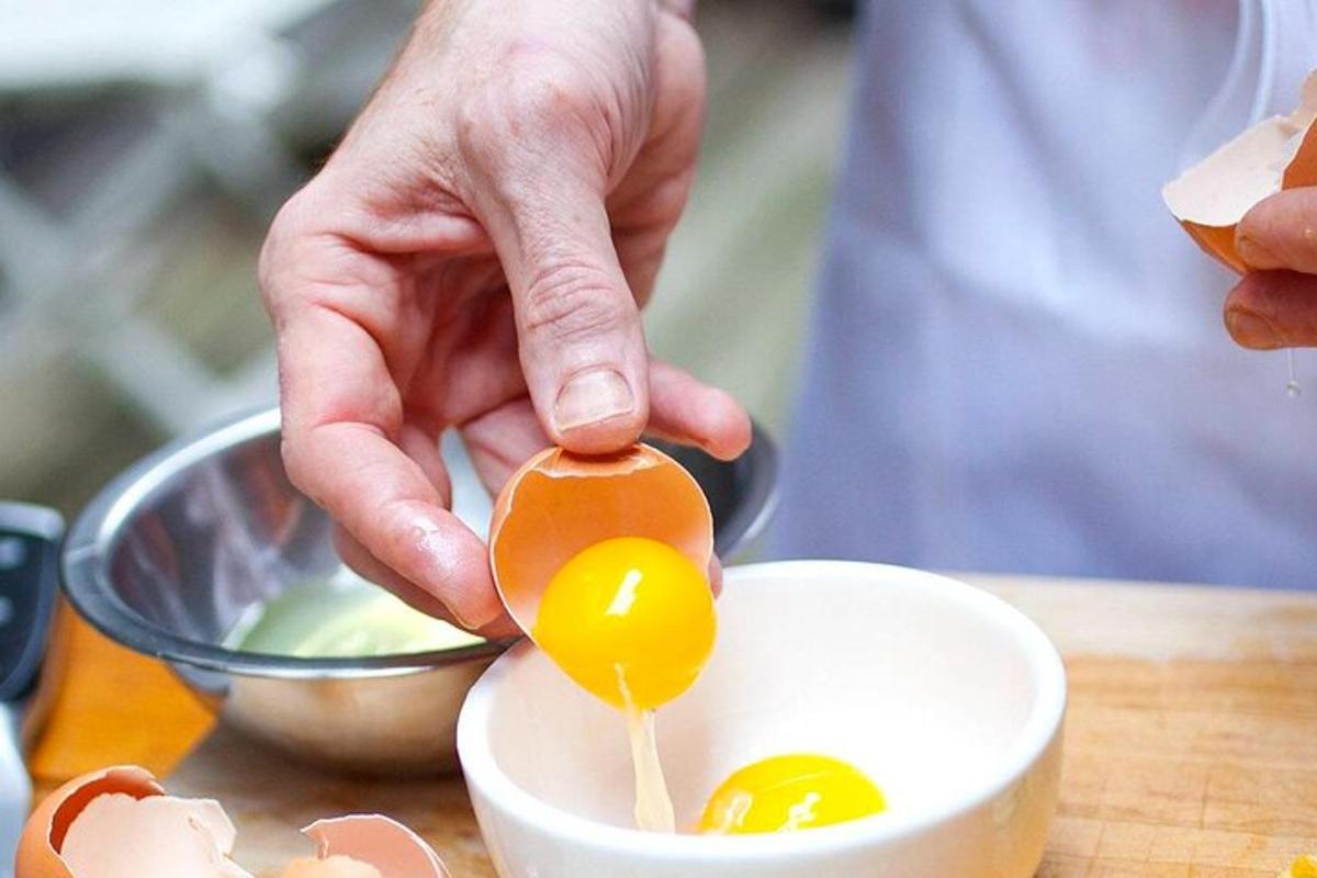 maður heldur á eggi í skál