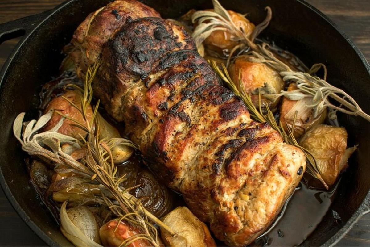kuali berisi daging dan sayur-sayuran di atas meja