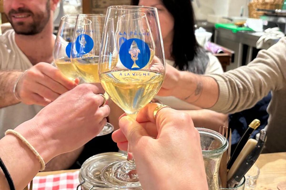 Un grupo de personas sosteniendo copas de vino