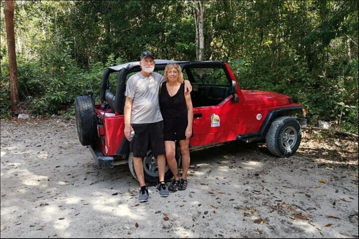 un uomo e una donna in piedi davanti a un camion rosso