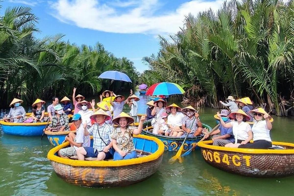 Un grupo de niños viajando en botes en el agua