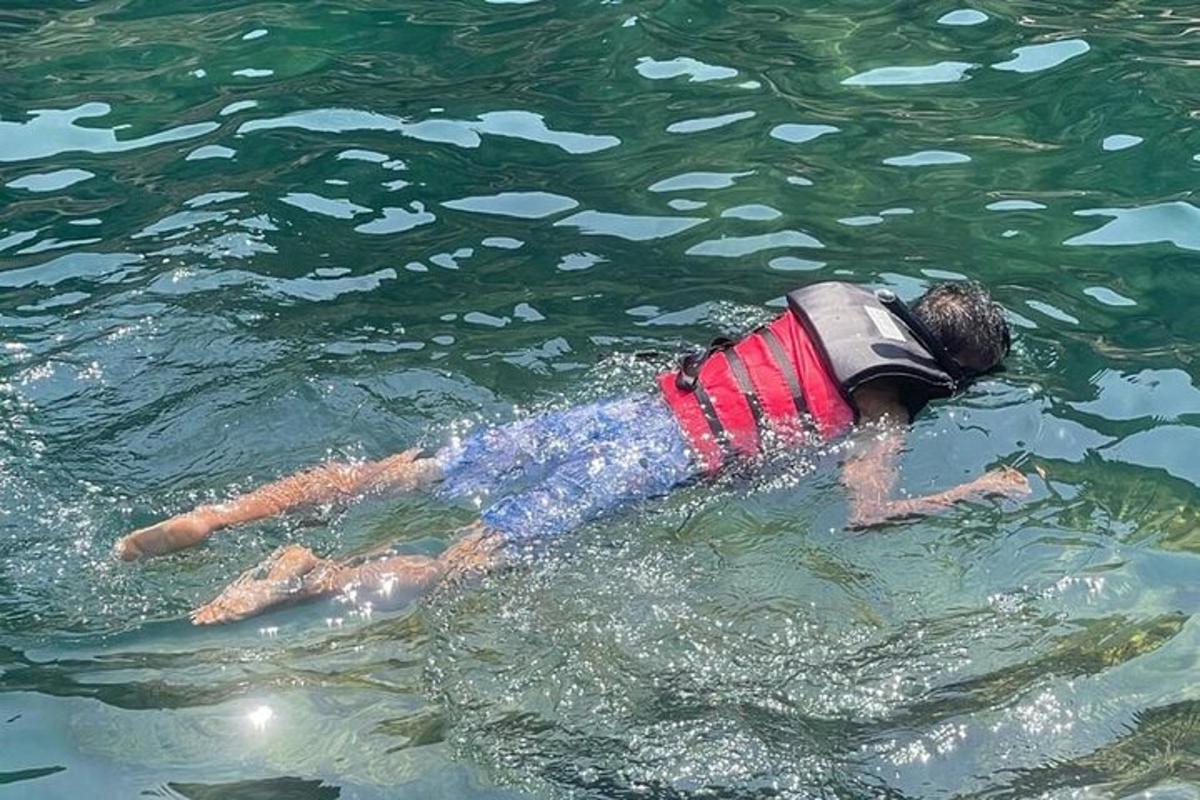 un uomo sdraiato nell'acqua nell'acqua