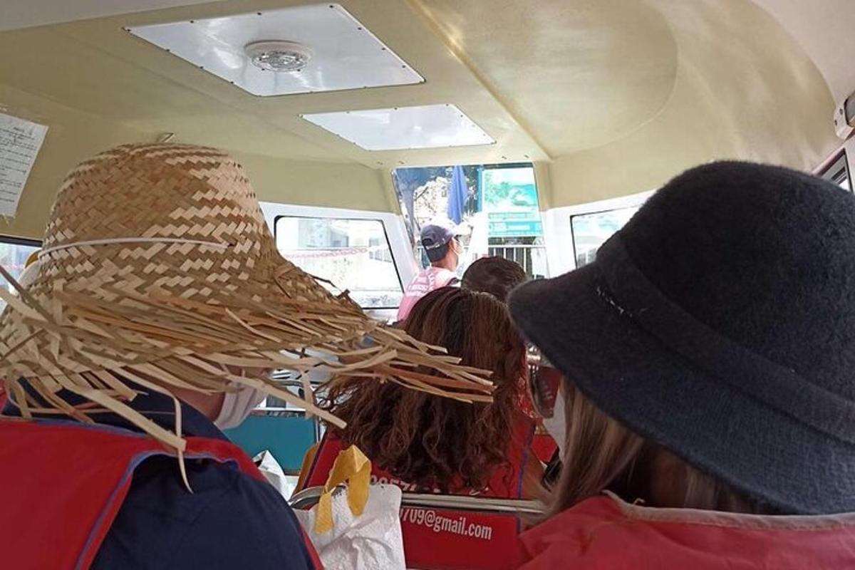 ljudje, ki sedijo na avtobusu s klobuki na glavah