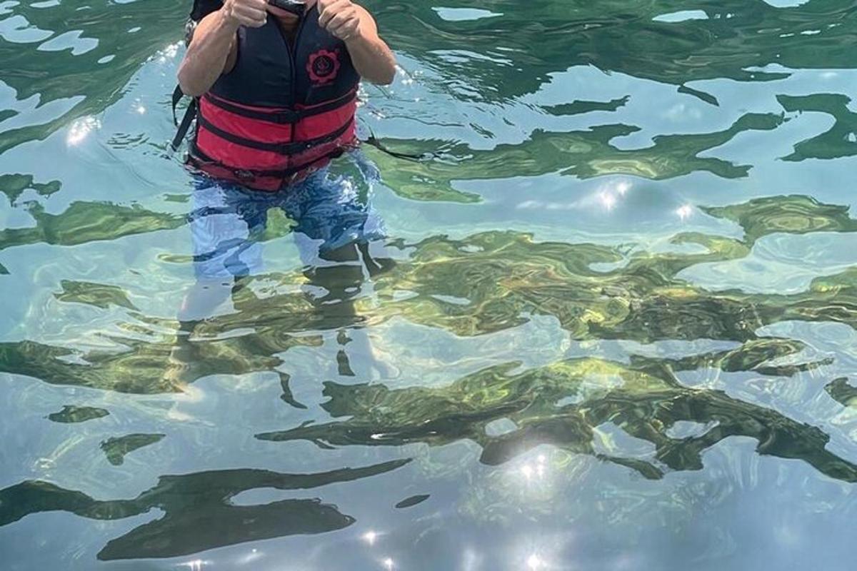 un uomo in piedi nell'acqua che scatta una foto