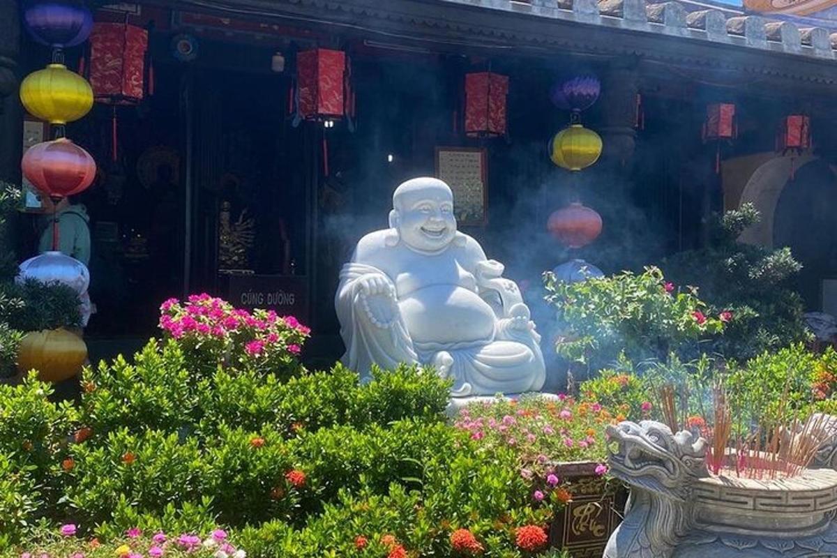 una statua in un giardino con fiori e luci