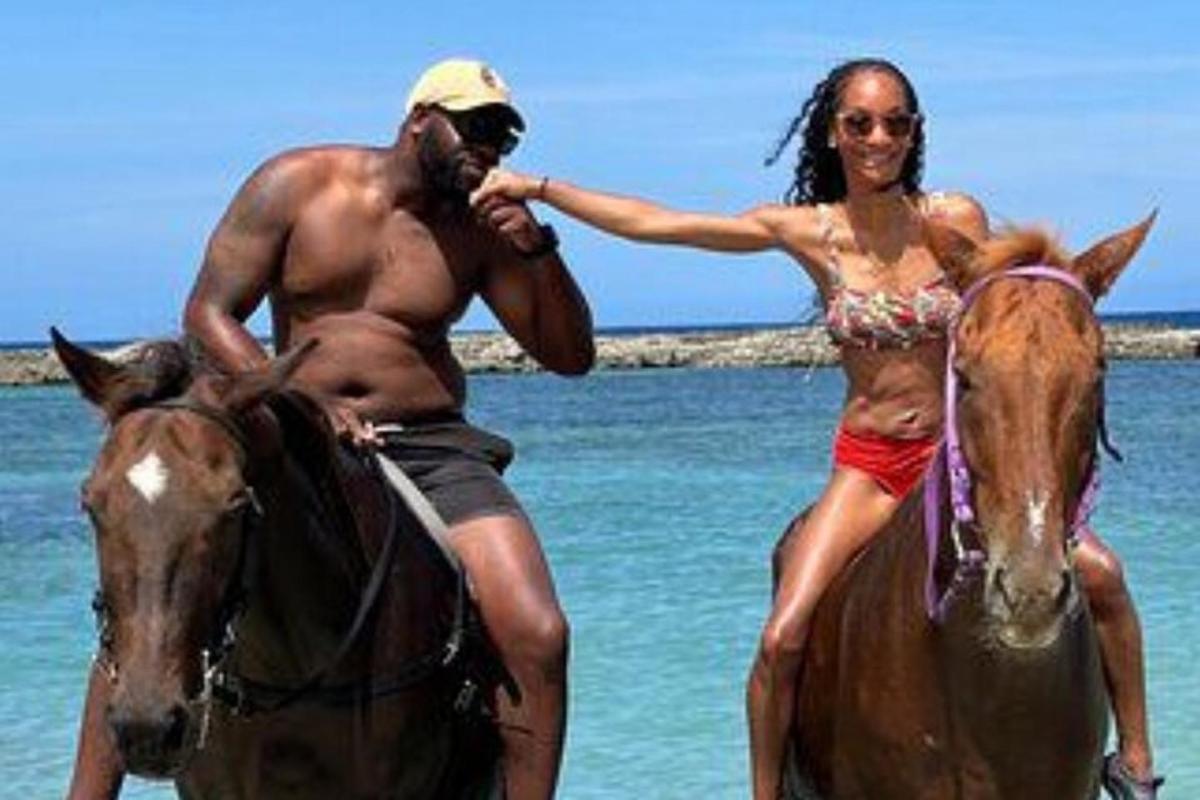 浜辺で馬に乗る男女