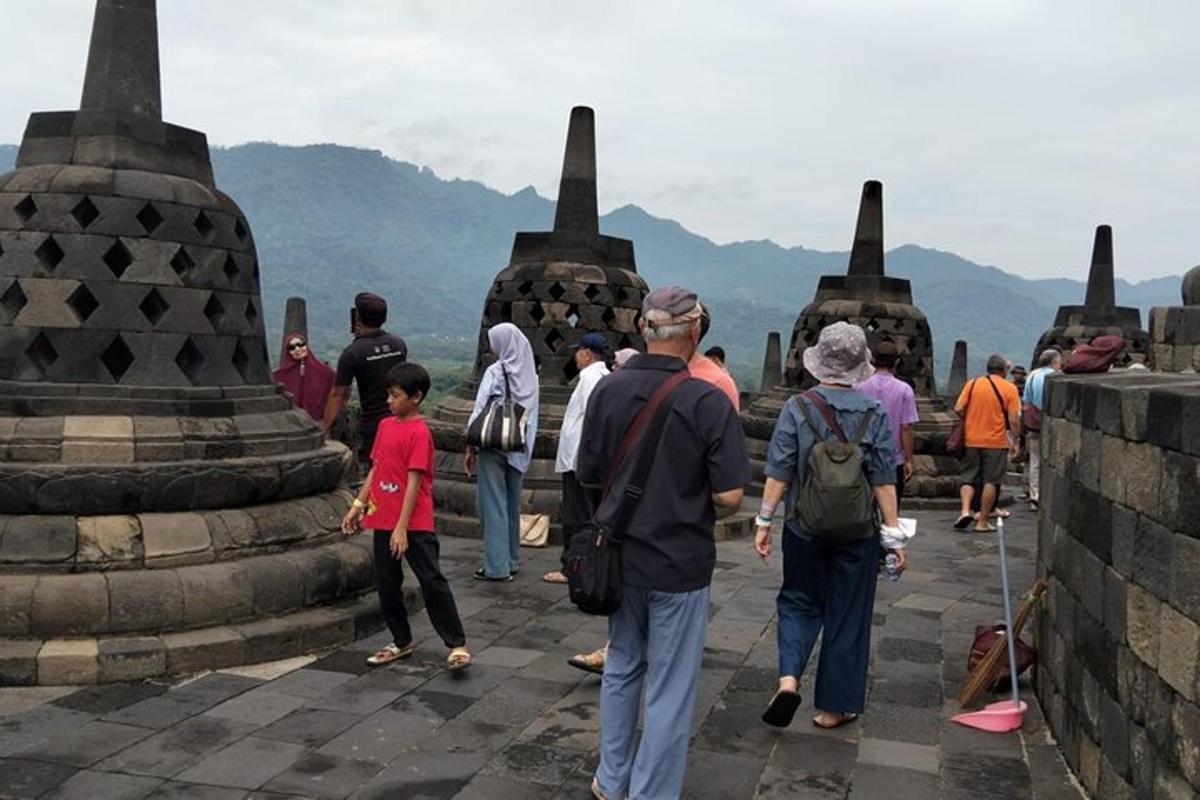 un gruppo di persone che camminano tra le rovine di un tempio