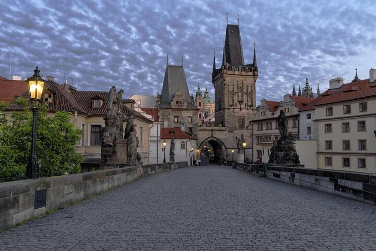 městská ulice s budovou s hodinovou věží