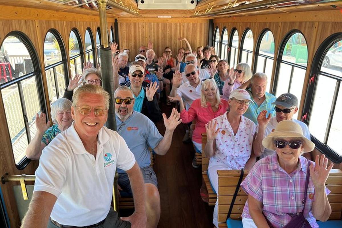 skupina lidí jedoucích v autobuse