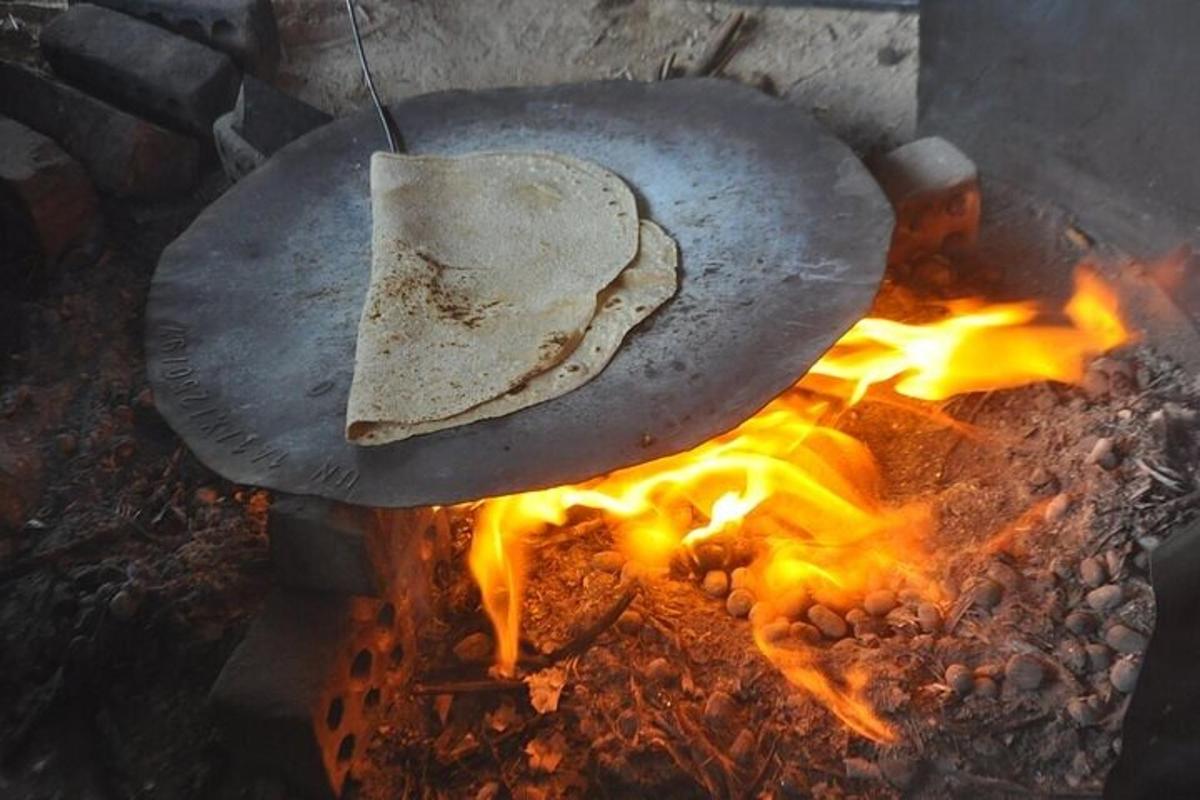 Un panqueque cocinándose en una sartén sobre el fuego