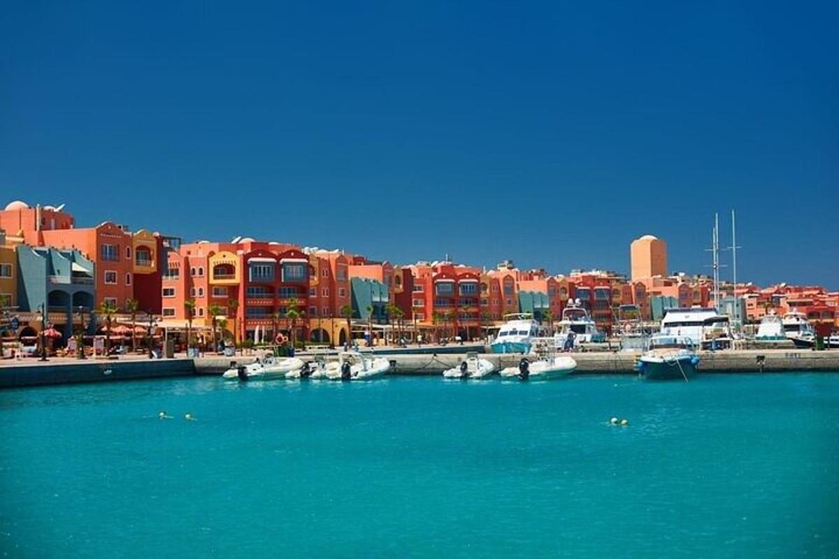 una ciudad con un puerto con barcos en el agua