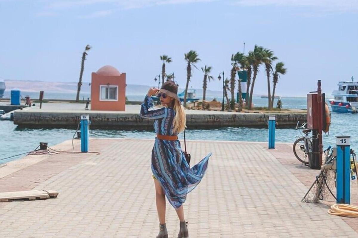 Una mujer parada en un muelle hablando por un teléfono celular