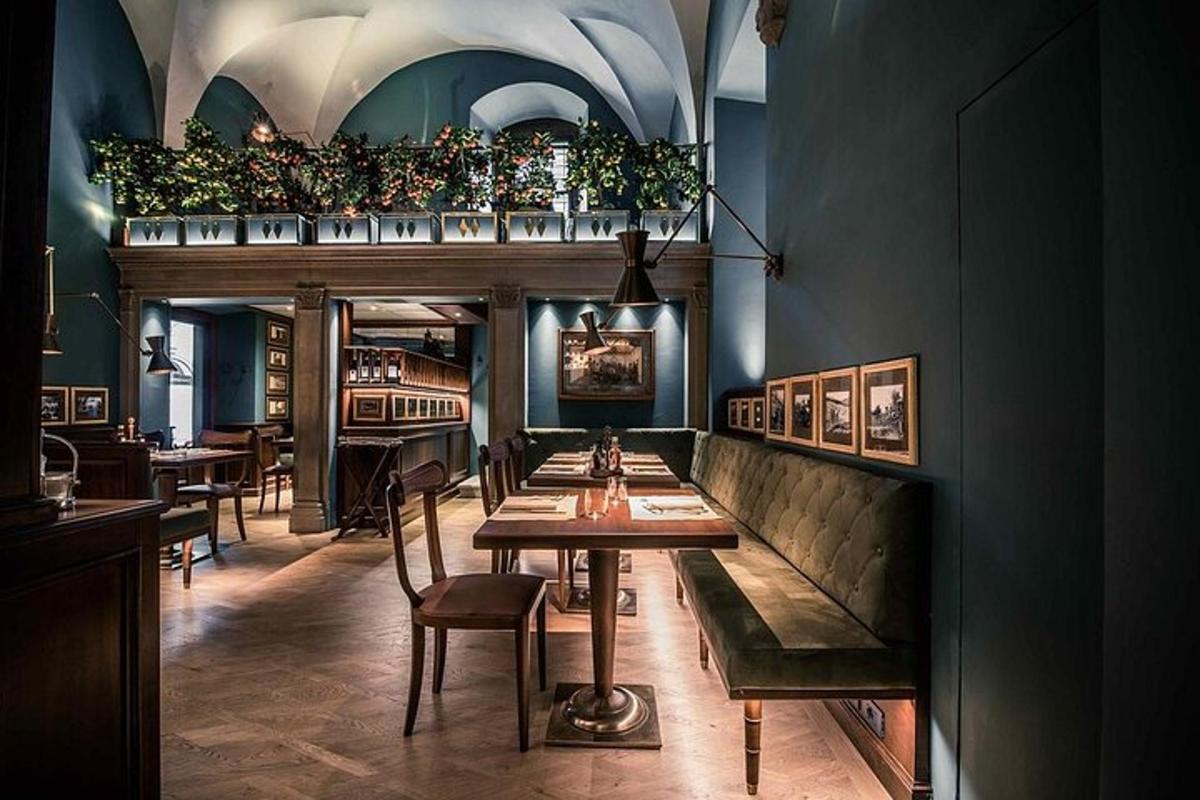 Un restaurante con una mesa y sillas en una habitación.