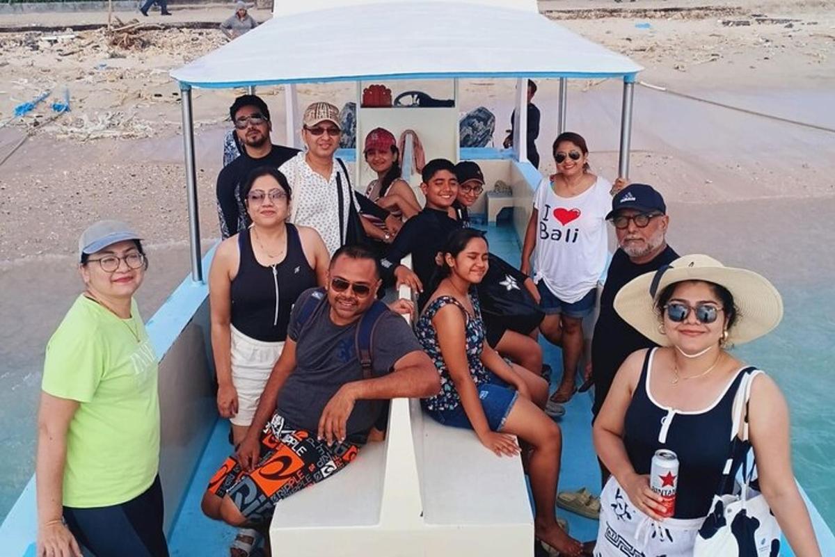 un gruppo di persone in posa per una foto su una barca