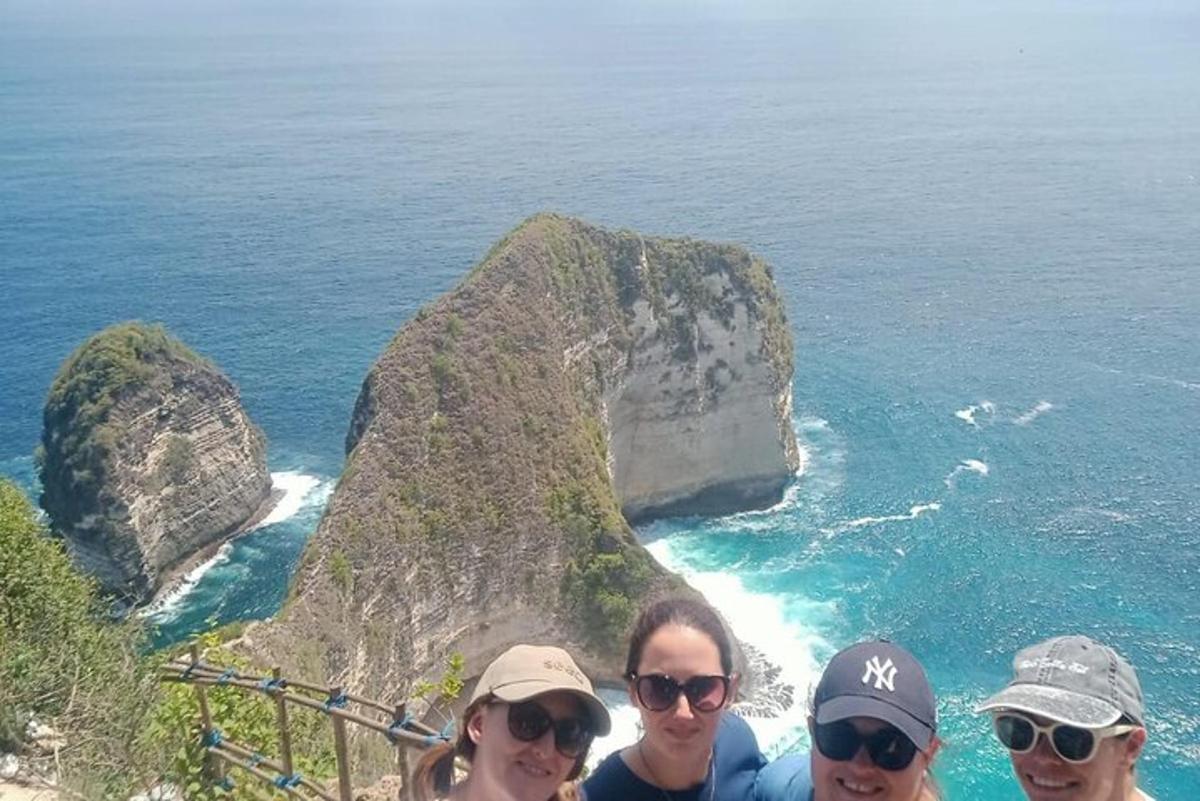 un gruppo di persone in piedi sulla cima di una montagna
