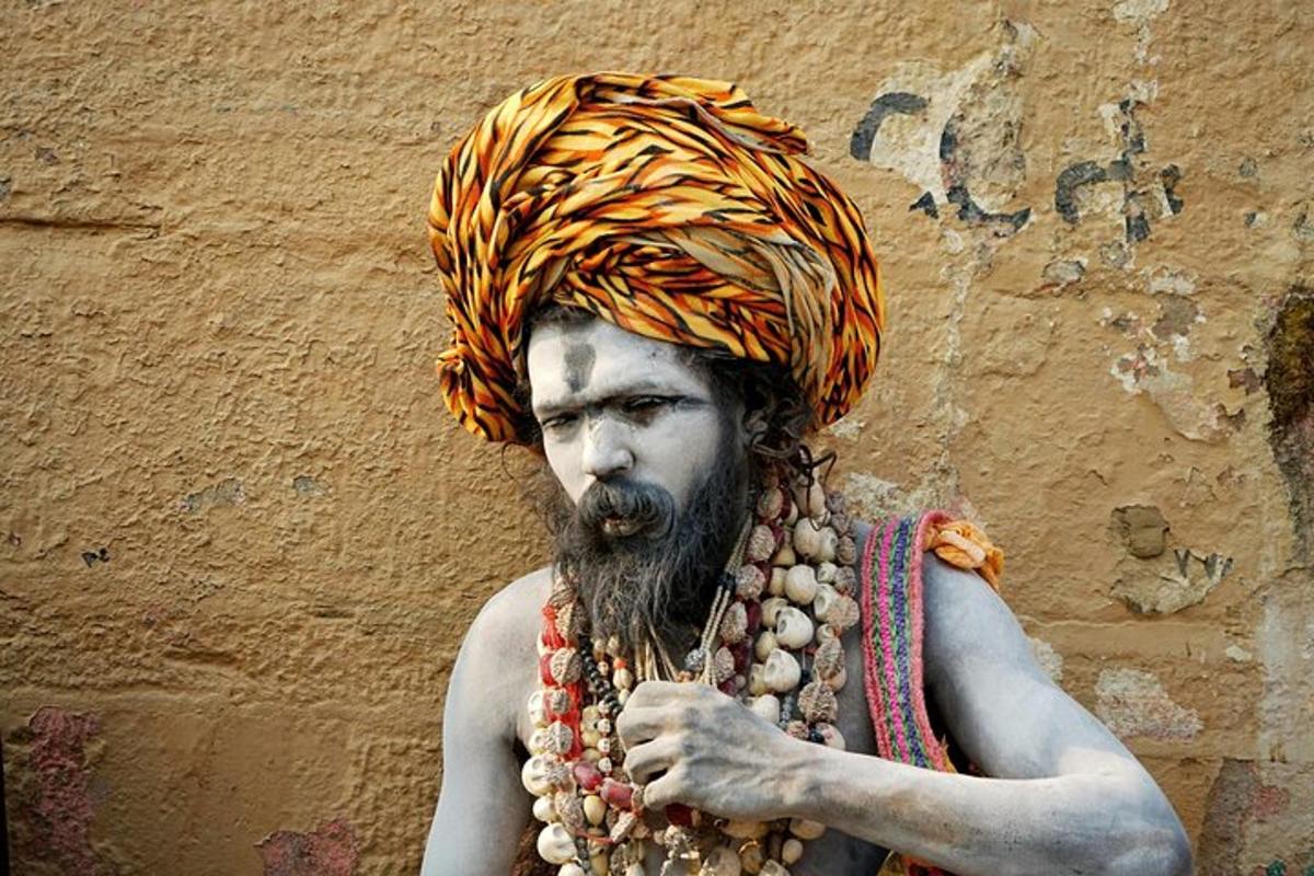 Un hombre que lleva un turbante en la cabeza y tiene barba.